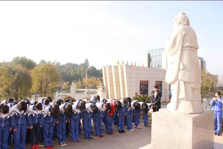 學生祭拜空氣2.jpg